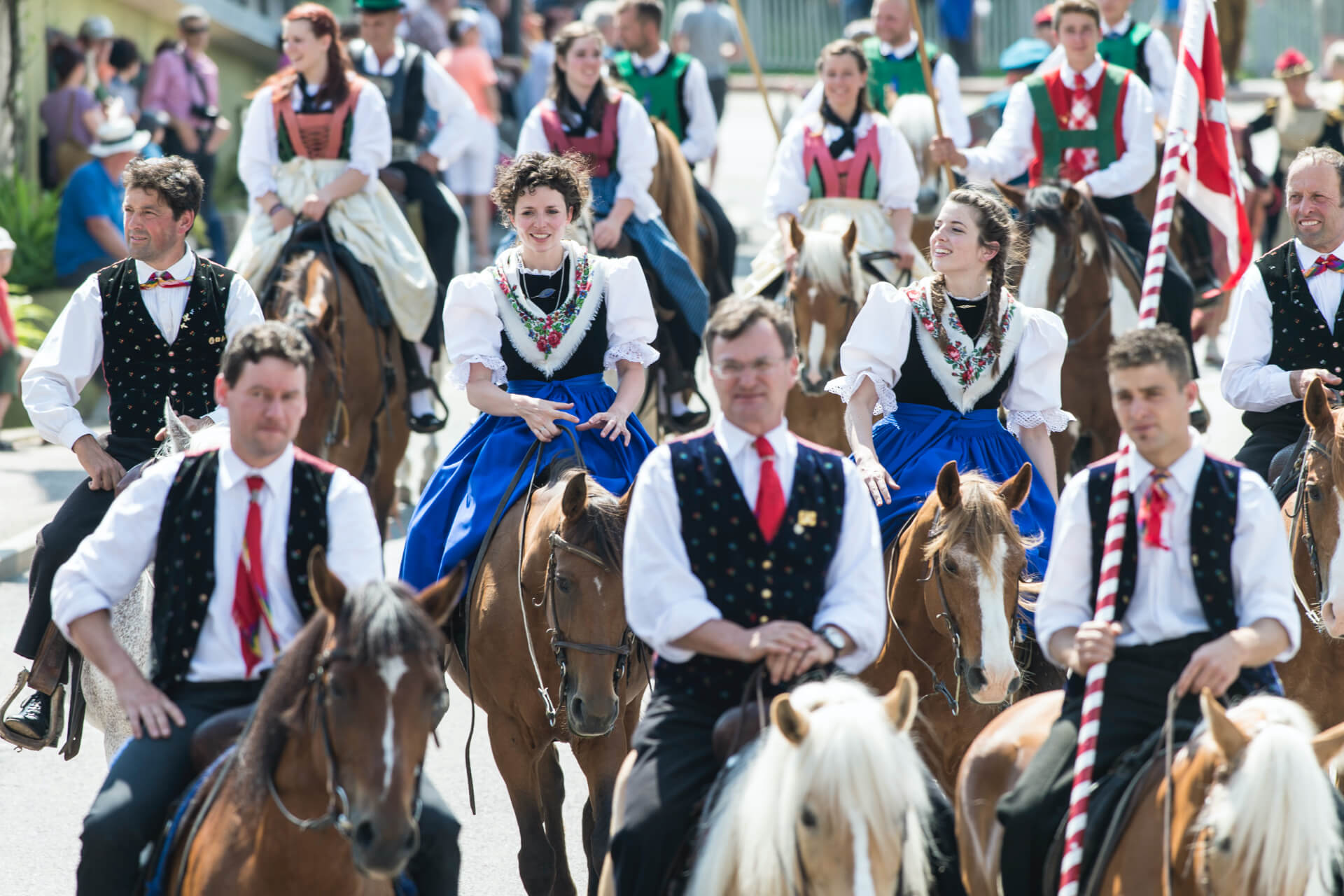 Verschiedene Trachten aus Südtirol mit Pferd